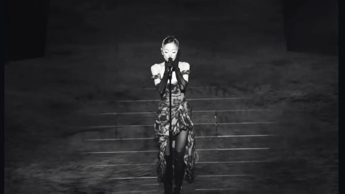 Ariana Grande saat tampil di atas panggung. Keputusannya mengambil rehat dari sorotan publik kembali memunculkan perhatian terhadap tekanan yang dihadapi figur publik di era media sosial. (Instagram @arianagrande)
