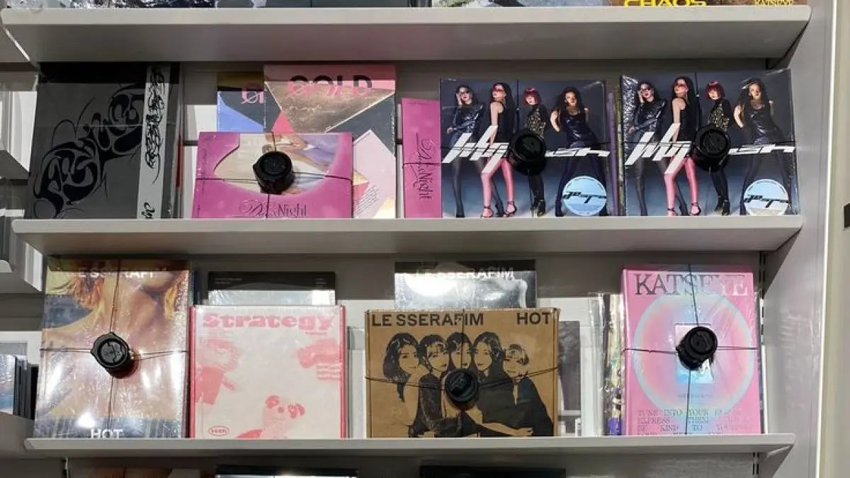 Di era Spotify, album fisik K-Pop justru masih mencetak jutaan penjualan. Ternyata, bukan hanya karena lagunya, tetapi juga pengalaman dan nilai koleksi yang ditawarkan. (Pinterest)