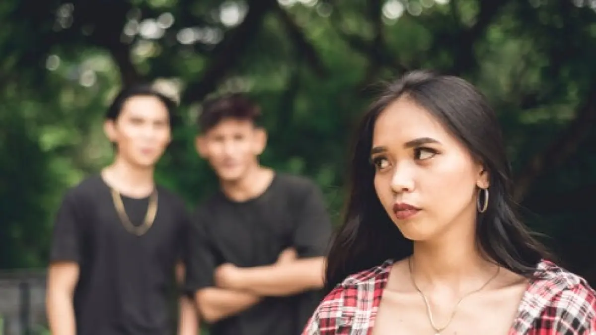 Ilustrasi wanita yang sedang mengalami catcalling