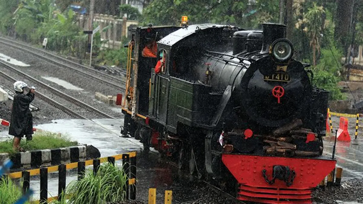 Istilah "sepur" telah lama digunakan masyarakat Jawa untuk menyebut kereta api dan diduga berasal dari kata Belanda spoor yang berarti rel atau jalur kereta.