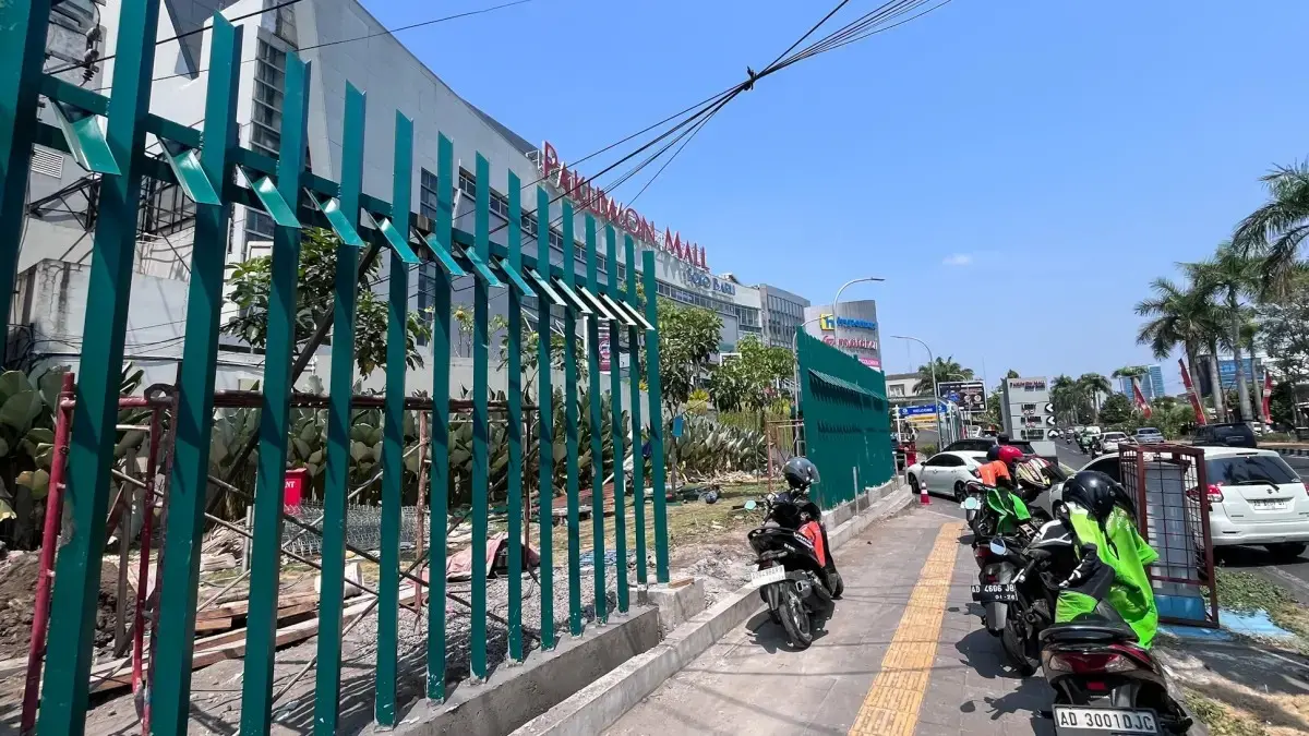 Pagar besi didirikan di kawasan Pakuwon Mall Solo Baru. (M. IHSAN/RADAR SOLO)