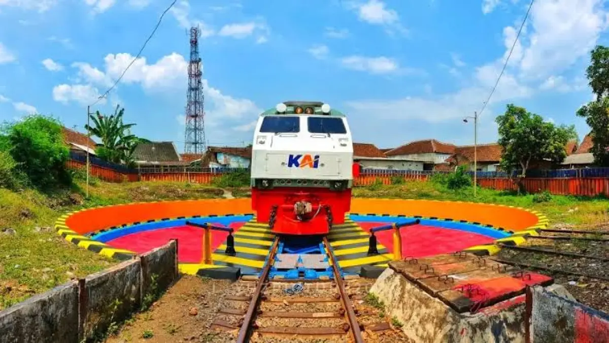Turntable atau meja putar lokomotif digunakan untuk memutar arah lokomotif agar sesuai dengan jalur perjalanan maupun kebutuhan perawatan. (Radar Banyuwangi)