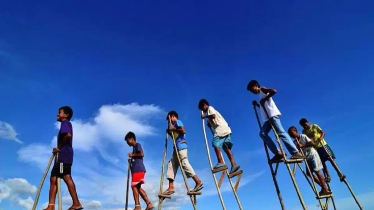 Ilustrasi Foto Anak Kecil Bermain Egrang (foto by pinterest)