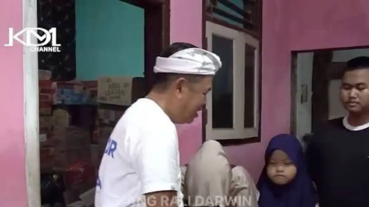 KDM saat berkunjung ke keluarga satpam waduk Jatiluhur.