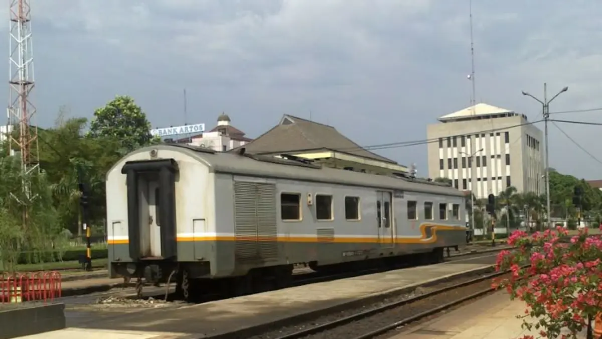 Kereta pembangkit berfungsi menghasilkan tenaga listrik untuk mengoperasikan berbagai fasilitas di dalam rangkaian kereta, seperti AC, lampu, dan sistem informasi perjalanan. (Pinterest)