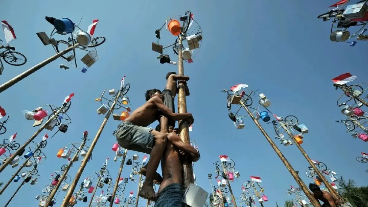 Lomba panjat pinang menjadi salah satu tradisi yang identik dengan peringatan Hari Kemerdekaan Indonesia. (Pinterest)