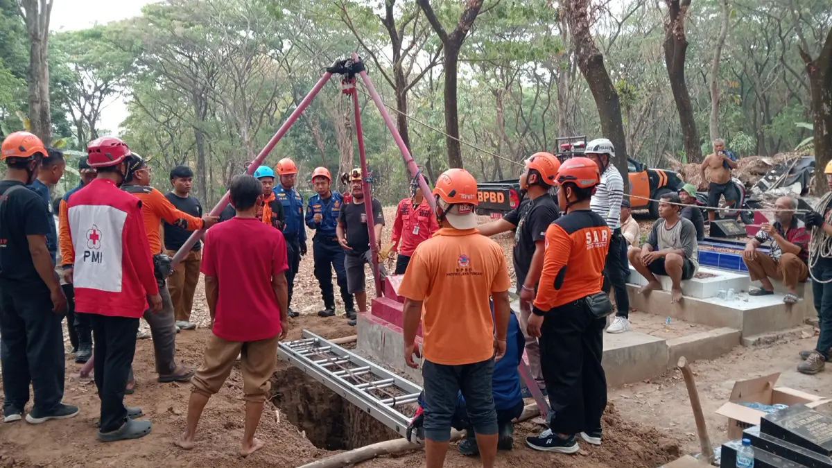 Proses pemakaman warga sragen dengan bobot mendekati 300 kg dilakukan oleh Tim Sistem Penanggulangan Gawat Darurat Terpadu (SPGDT) (Ahmad Khairudin/solobalapan.com)