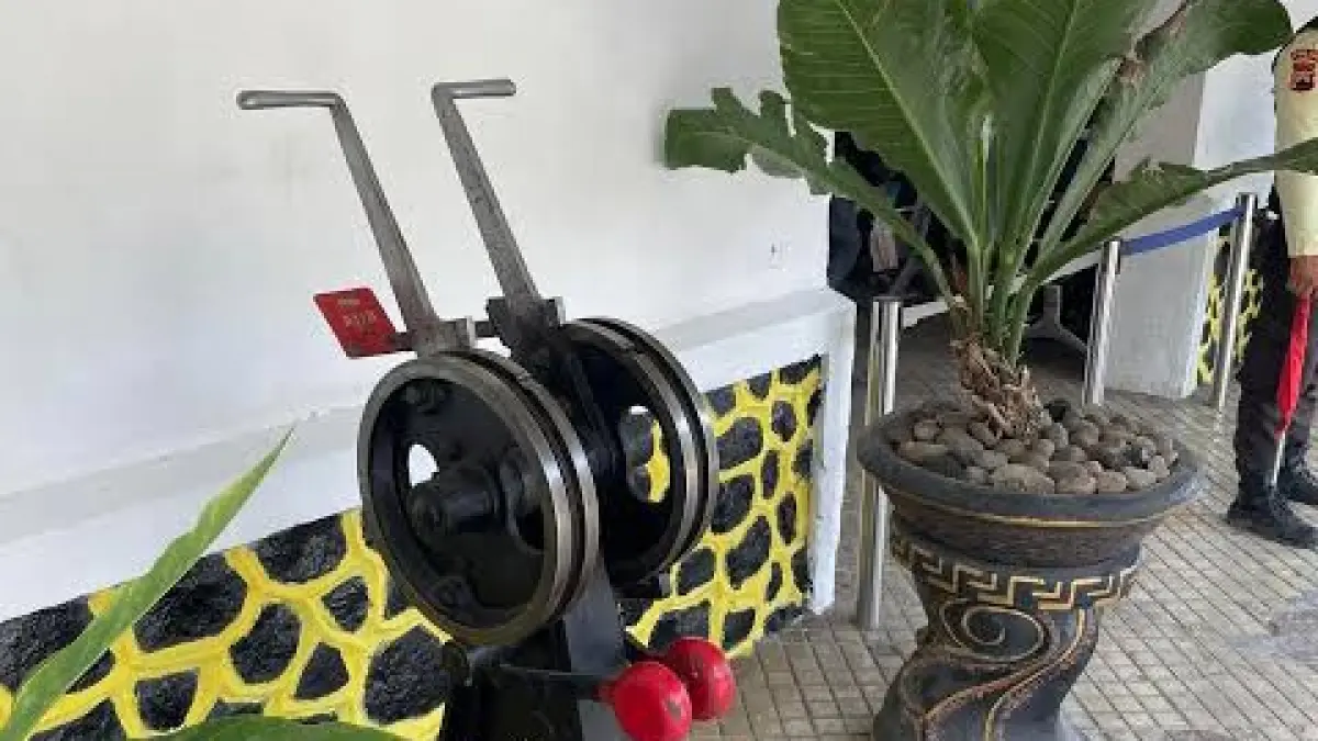Wesel merupakan perangkat yang mengatur perpindahan jalur kereta api. Berdasarkan pengoperasiannya, wesel dibedakan menjadi wesel manual dan wesel elektrik. (Google) 