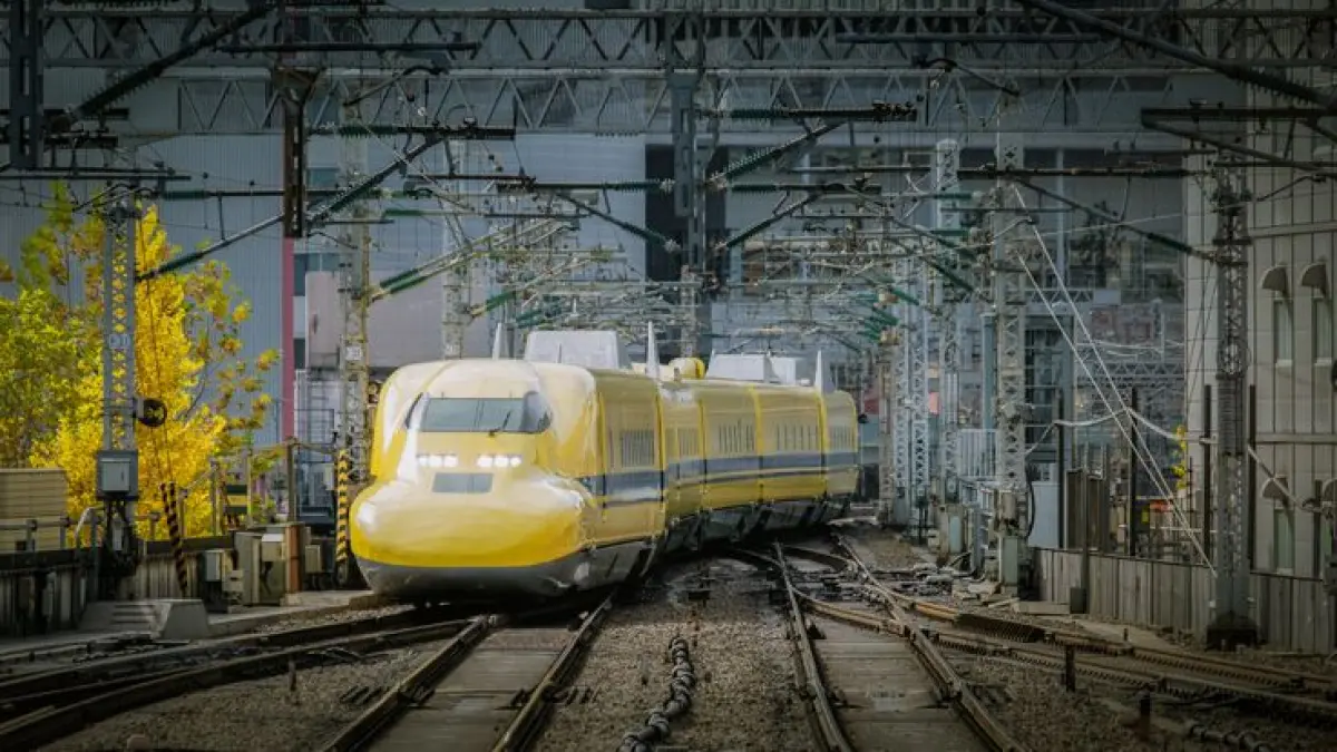 Doctor Yellow merupakan kereta inspeksi Shinkansen yang bertugas memeriksa kondisi rel, jaringan listrik, dan infrastruktur. Karena jadwalnya dirahasiakan, banyak orang Jepang percaya melihatnya membawa keberuntungan. (Pinterest)