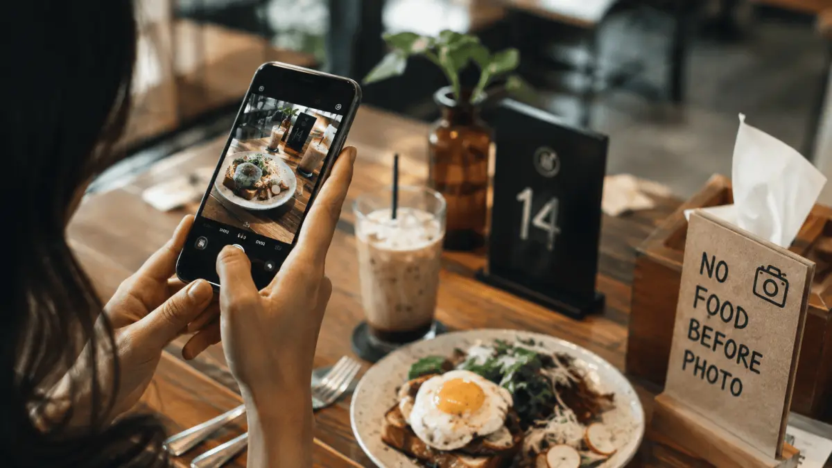Fenomena Foto Dulu Baru makan yang sering terjadi. (AI Generated)