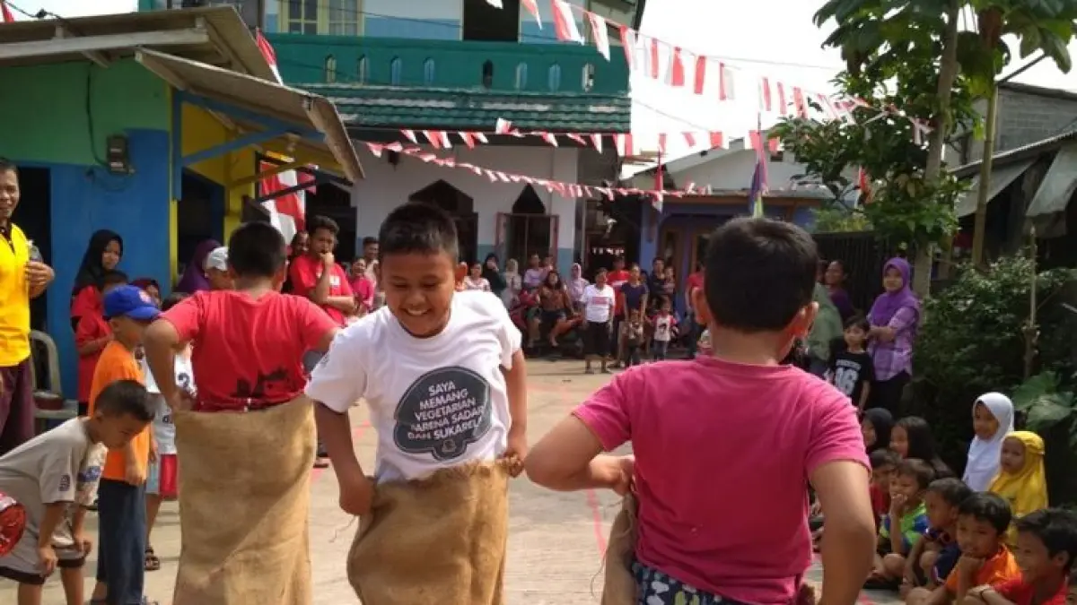 Lomba balap karung menjadi salah satu permainan yang identik dengan peringatan HUT Kemerdekaan RI. (Pinterest)