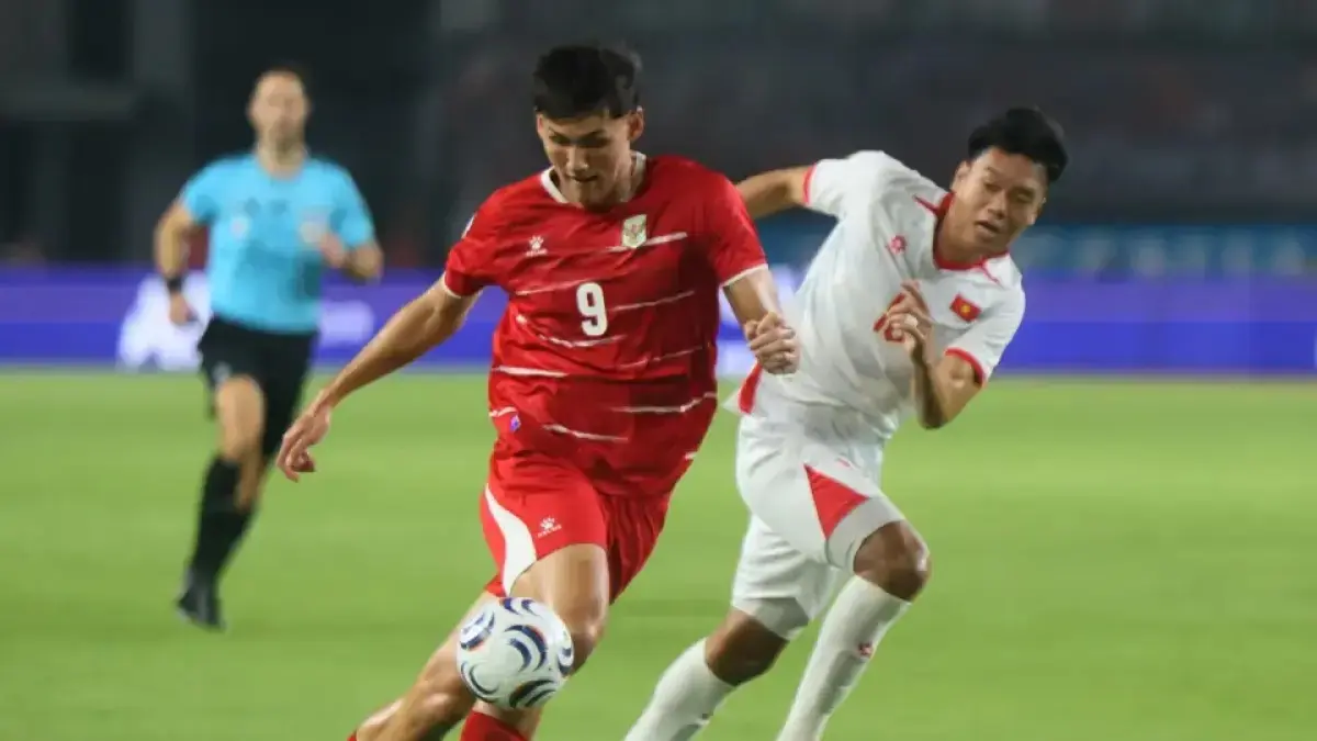 Pemain timnas Indonesia Mitchell Lee Baker di kawal ketat pemain Vietnam pada pertandingan Grup A ASEAN Championship atau Piala AFF 2026 di Stadion Gelora Pakansari, Kabupaten Bogor, Jawa Barat, Senin (3/8/2026).(Dery Ridwansah/ JawaPos.com)