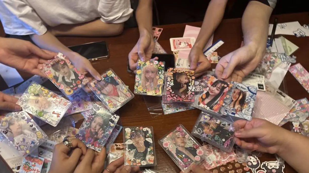 Photocard bukan sekadar bonus dalam album K-Pop. Bagi banyak penggemar, kartu kecil ini memiliki nilai koleksi, kenangan, hingga bisa diperjualbelikan dengan harga fantastis. (Pinterest)