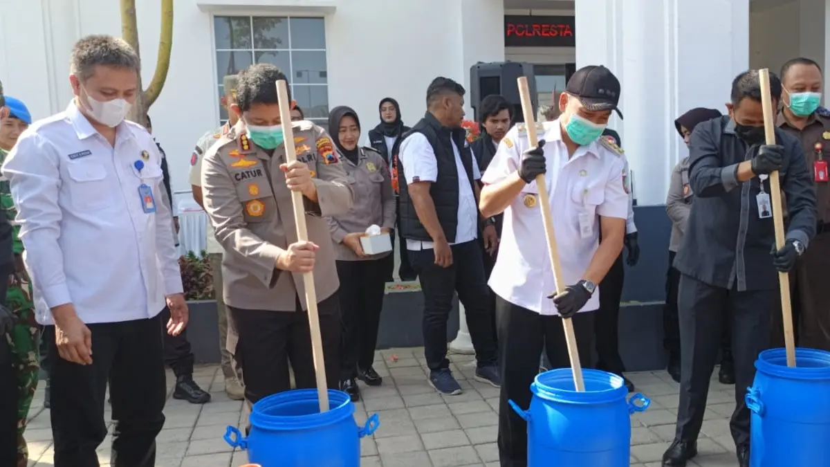 Polresta Surakarta bersama Forkopimda memusnahkan barang bukti sabu seberat 3,5 kg hasil pengungkapan kasus terbesar sepanjang sejarah, di halaman Mapolresta Surakarta, Rabu (5/8). (ANTONIUS C/RADAR SOLO)