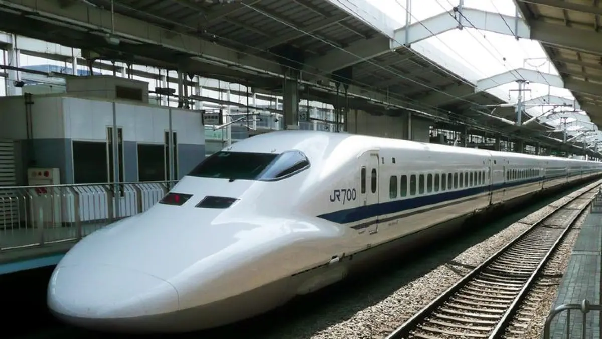 Shinkansen mulai beroperasi pada 1 Oktober 1964 dan menjadi kereta cepat komersial pertama di dunia. Hingga kini, teknologinya terus berkembang dan menjadi inspirasi bagi banyak negara. (Pinterest)