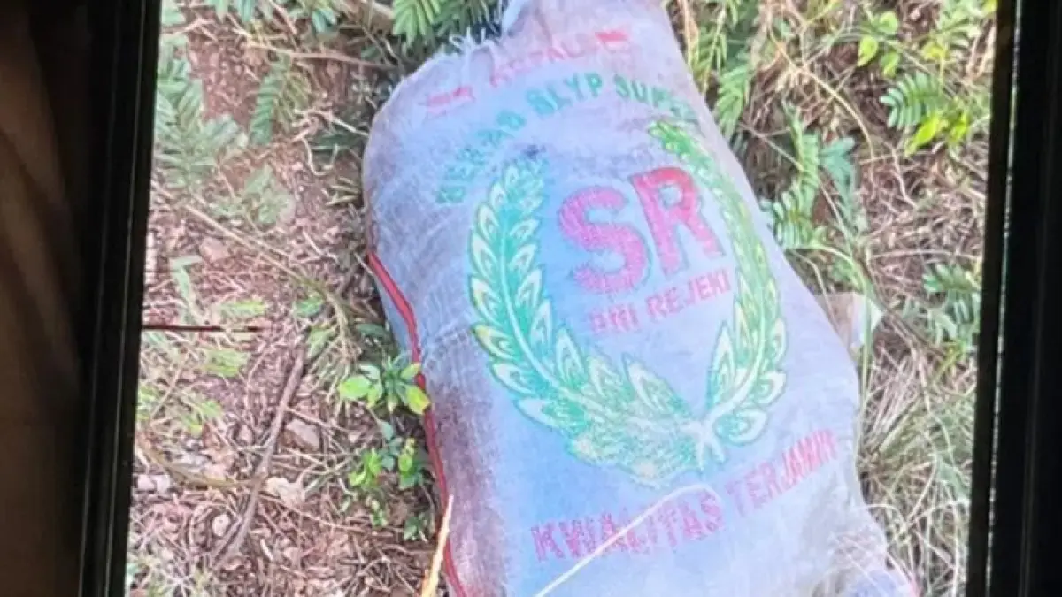 Tangkapan layar karung yang ditemukan warga berisi jasad pria di Jalan Kavling Depkes, RT 03/RW 17, Kelurahan Pancoran Mas, Kecamatan Pancoran Mas, Kota Depok, Selasa (4/8/2026) sore. (ANTARA/HO-Polres Metro Depok).