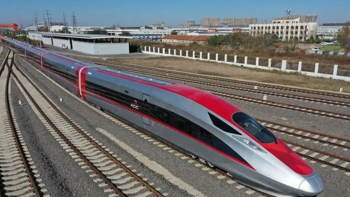 CR400 Fuxing merupakan kereta cepat buatan China yang mampu beroperasi hingga 350 km/jam. Kereta ini menjadi simbol kemajuan teknologi perkeretaapian modern dengan sistem keselamatan dan efisiensi energi yang tinggi. (Pinterest)