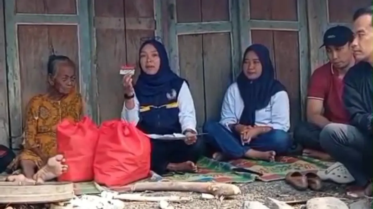 Dinsos Wonogiri bersama Katinem, 75, lansia yang disebut telantar, warga Lingkungan Sigereng, Kelurahan Tegalrejo, Kecamatan Purwantoro. (Dok. Dinsos Wonogiri)