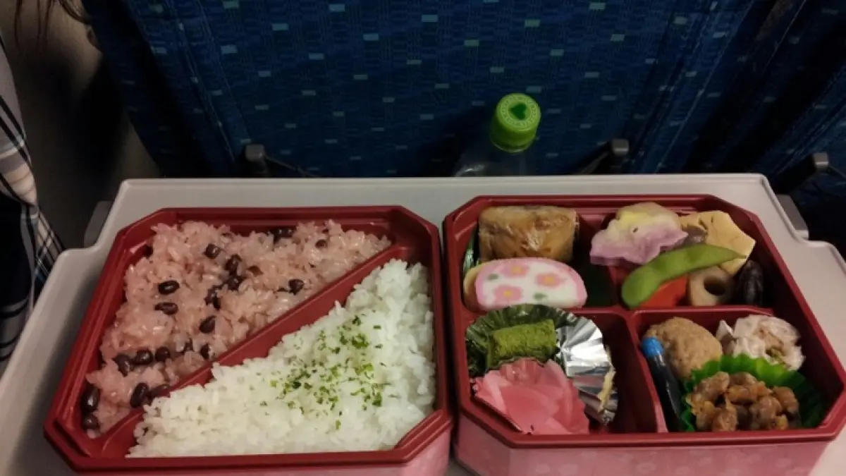 Ekiben merupakan bekal makan khas yang dijual di stasiun dan kereta api Jepang. Dengan menu yang berbeda di setiap daerah, ekiben menjadi bagian dari budaya perjalanan sekaligus wisata kuliner di Negeri Sakura. (Pinterest) 