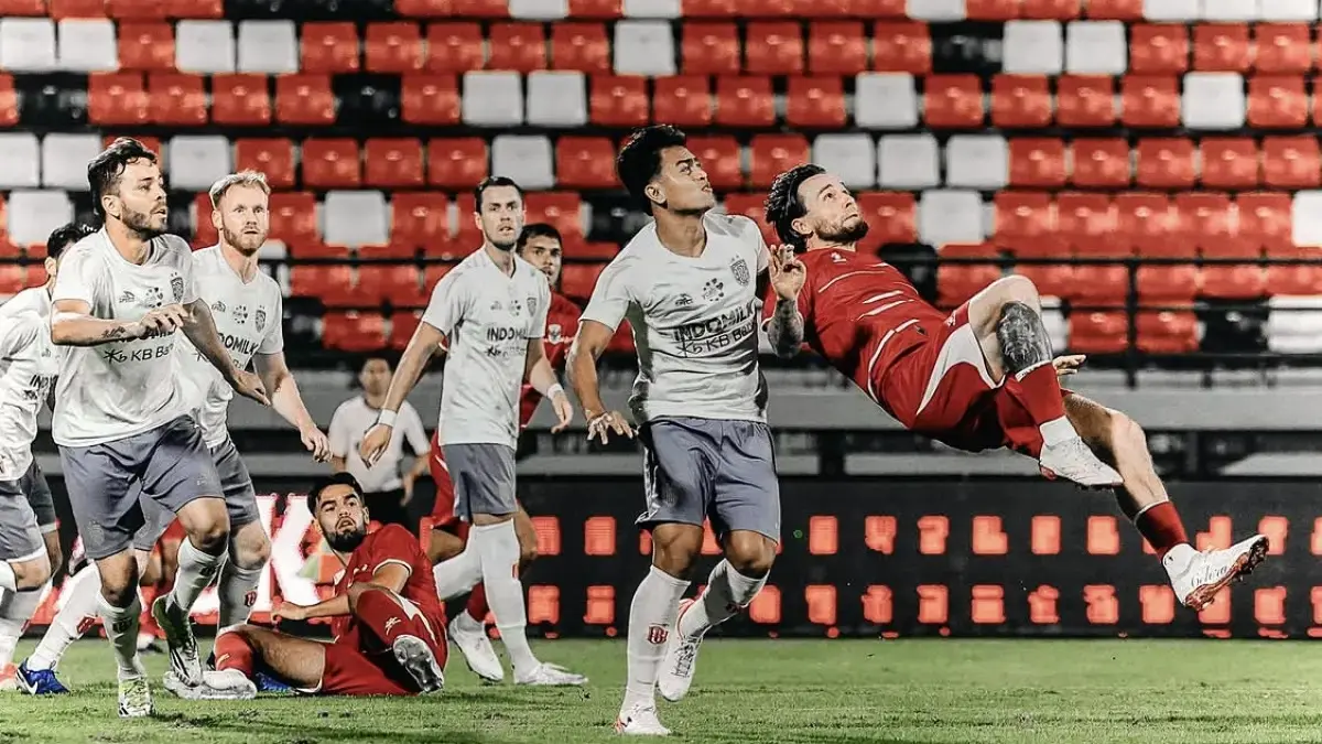 Aksi Marc Klok (kanan) saat Timnas Indonesia melawan Bali United. (Dok. Instagram/@marcklok)
