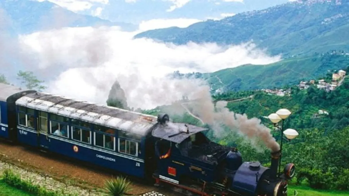 Darjeeling Himalayan Railway telah beroperasi sejak 1881 dan menjadi jalur kereta pegunungan pertama yang diakui UNESCO sebagai Situs Warisan Dunia. Hingga kini, kereta uapnya masih menjadi daya tarik wisata. (Pinterest)