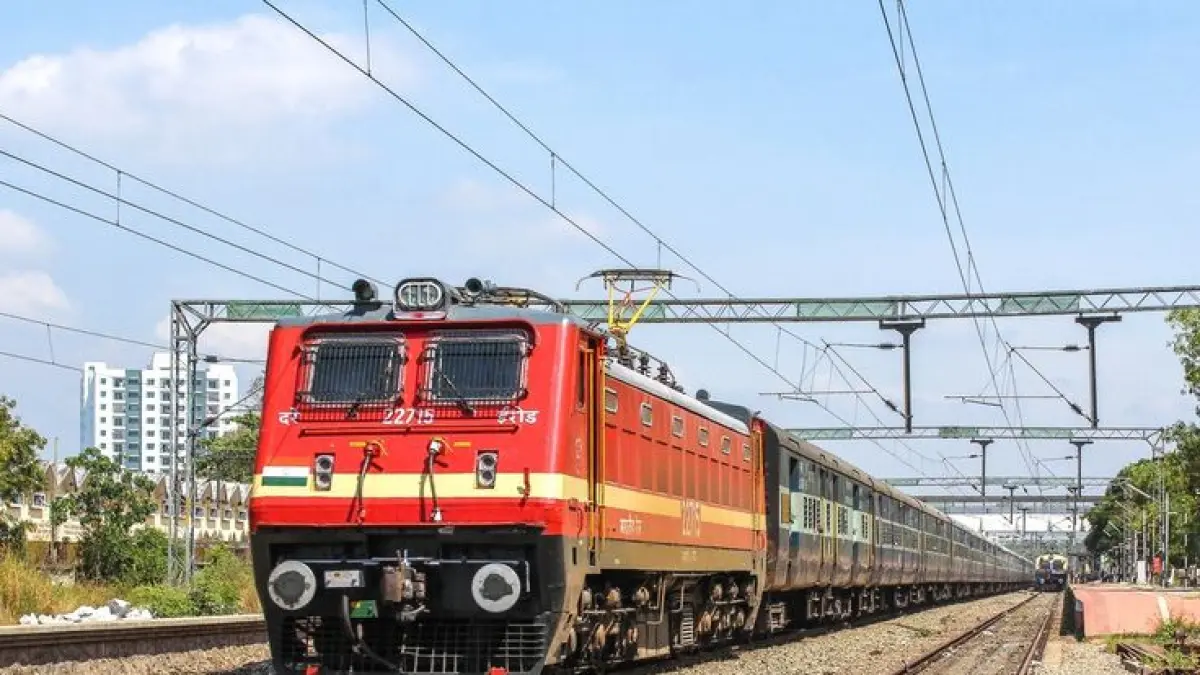 Dengan jaringan rel lebih dari 68.000 kilometer dan lebih dari 7.000 stasiun, Indian Railways menjadi salah satu sistem perkeretaapian terbesar di dunia yang melayani jutaan penumpang setiap hari. (Pinterest)