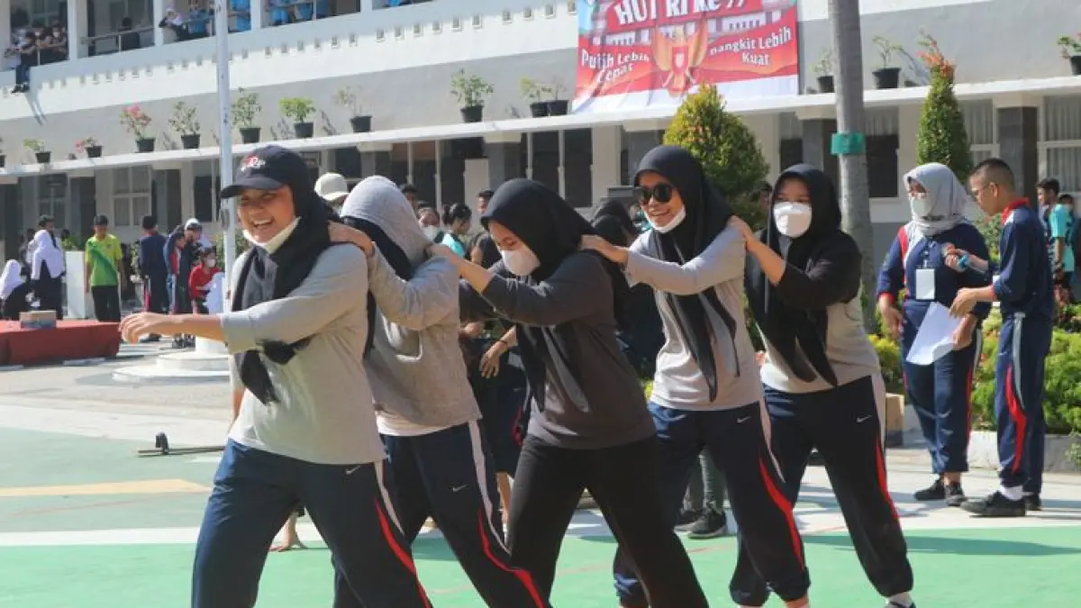 Lomba bakiak menjadi salah satu permainan tradisional yang memeriahkan peringatan HUT Kemerdekaan RI. (Pinterest)
