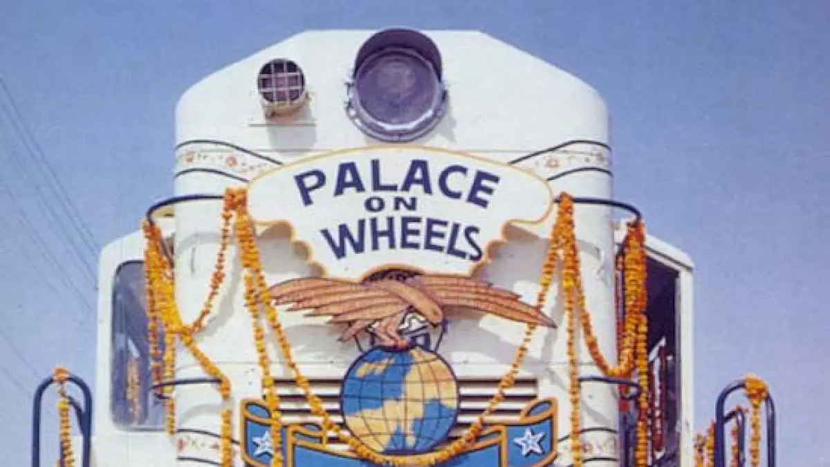 Palace on Wheels menghadirkan pengalaman menjelajahi India dengan kemewahan layaknya maharaja. Kereta wisata ini menawarkan kabin bergaya istana, restoran elegan, dan rute menuju berbagai kota bersejarah di Rajasthan(pinterest)