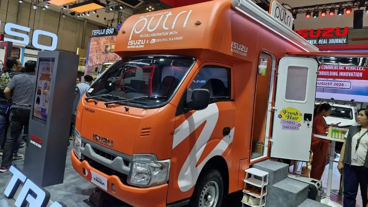Tampilan mobil pikap Isuzu yang disulap jadi salon bergerak. (Rian Alfianto/JawaPos.com)