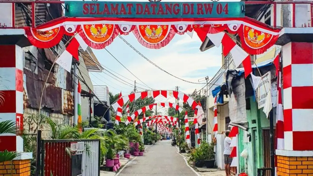 Warga bergotong royong menghias kampung menjelang peringatan HUT Kemerdekaan RI. (Pinterest)