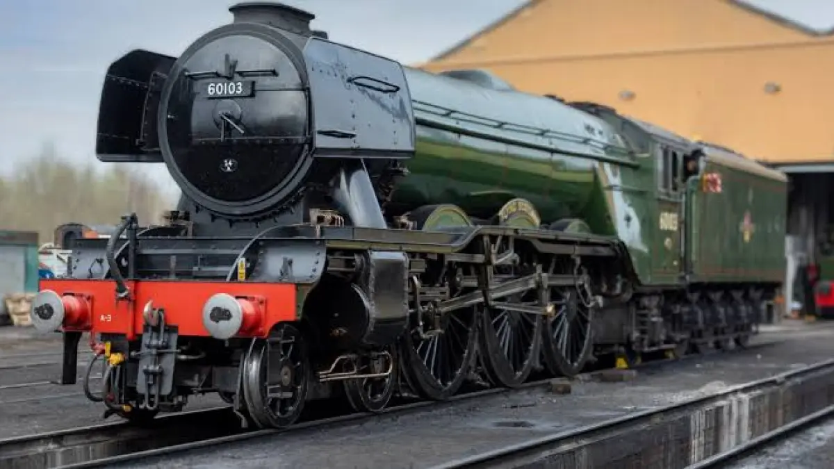 Flying Scotsman merupakan lokomotif uap legendaris Inggris yang dibangun pada 1923. Lokomotif ini dikenal sebagai yang pertama mencapai kecepatan resmi 100 mil per jam pada 1934( National Railways Museum) 