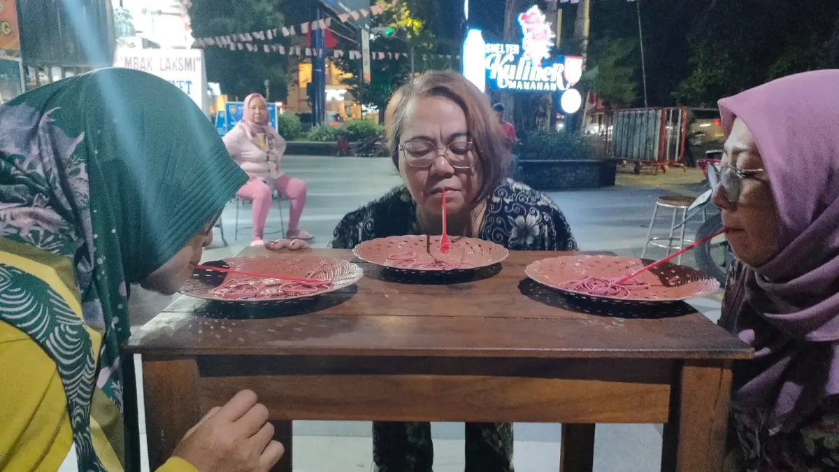 Puluhan pedagang Shelter Kuliner Manahan Solo merayakan HUT ke-81 RI lewat lomba tradisional penuh keakraban, Jumat (7/8/2026) sore. (Silvester/Radar Solo)