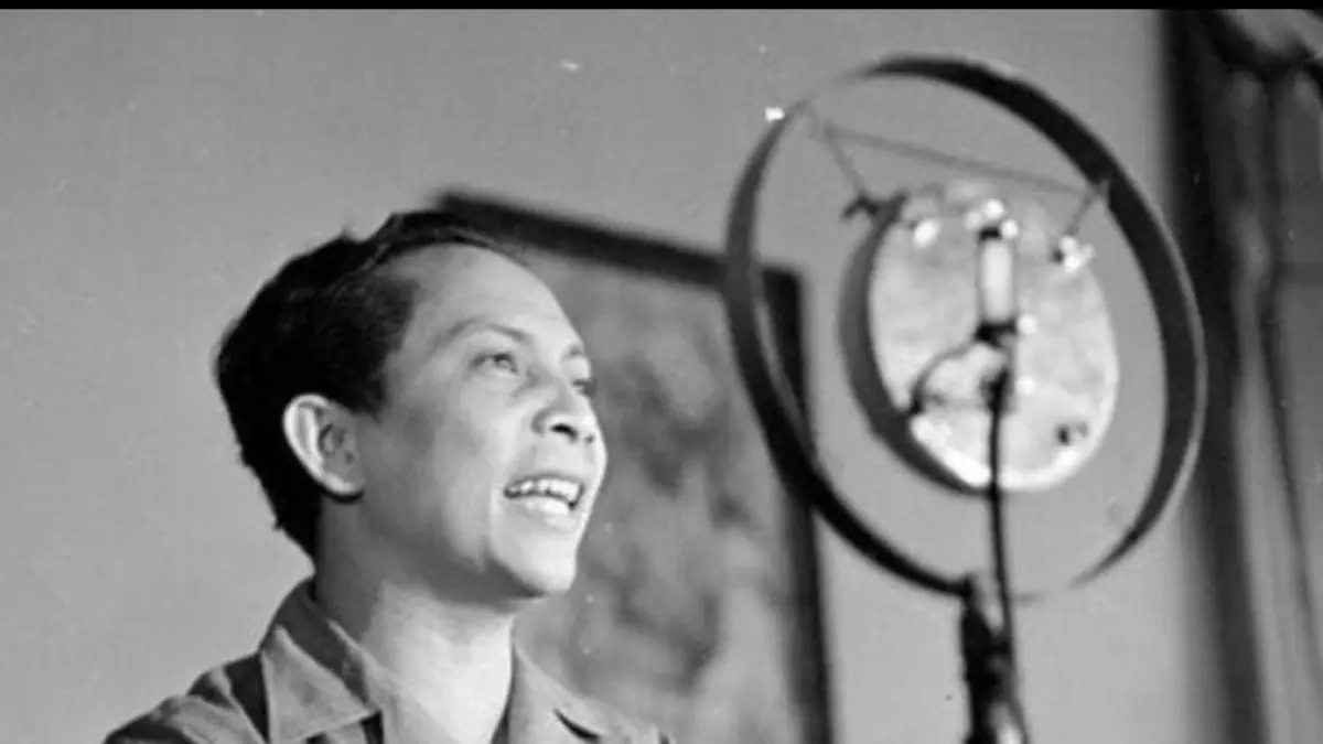 Radio dan media cetak menjadi sarana penting dalam menyebarkan berita Proklamasi Kemerdekaan Indonesia.(Pinterest) 