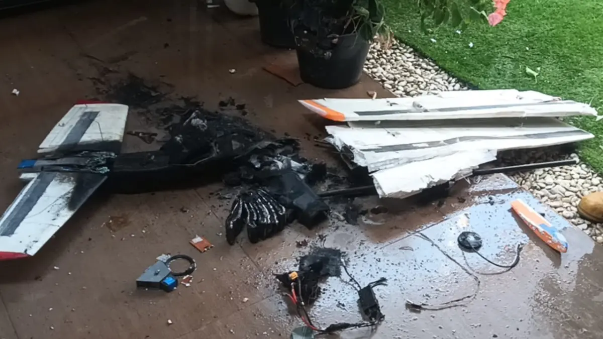 Sebuah pesawat tanpa awak (drone) besar jatuh menimpa atap rumah warga di Klumprit, Mojolaban, Sukoharjo, Jumat (7/8/2026) sore. Kejadian sempat memicu suara ledakan dan kebakaran.