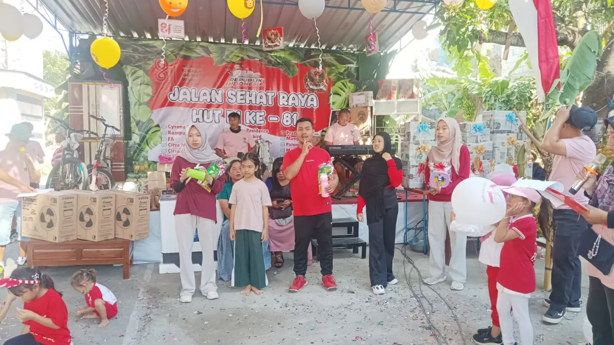 Meriah : Penyerahan hadiah dan pembagian doorprize acara jalan sehat di Tegalrejo Baki Sukoharjo. (Andi Aris W/solobalapan.com)