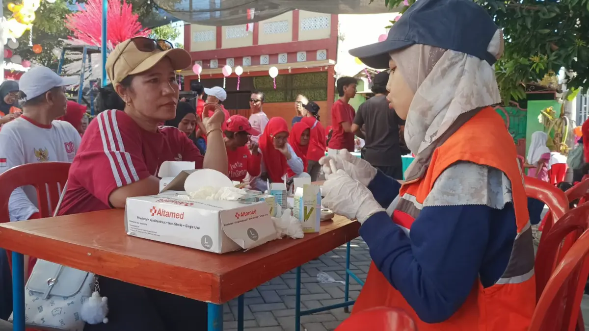  Warga antusias melakukan cek kesehatan yang digelar oleh panitia jalan sehat, Minggu (9/8) (Andi Aris W/solobalapan.com)