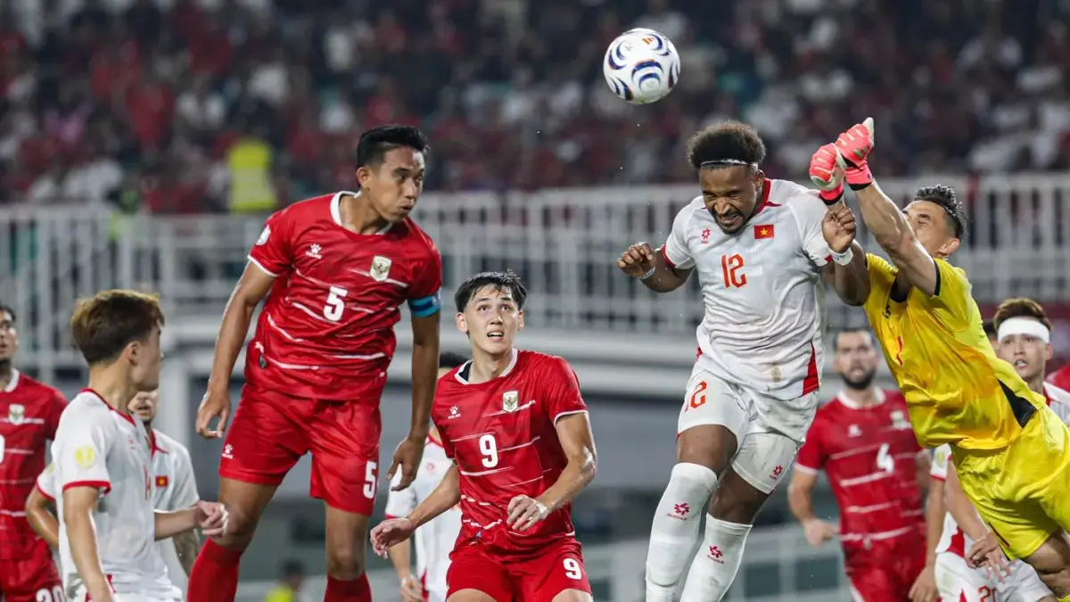 Bek Timnas Indonesia Rizky Ridho berebut bola dengan pemain Timnas Vietnam pada pertandingan Grup A Piala AFF 2026 di Stadion Pakansari, Bogor, Senin (3/8/2026). Yunus Nusi meminta pemain Timnas Indonesia tidak dihujat setelah gagal ke semifinal Piala AFF 2026. PSSI siap melakukan evaluasi. (Salman Toyibi/Jawa Pos)