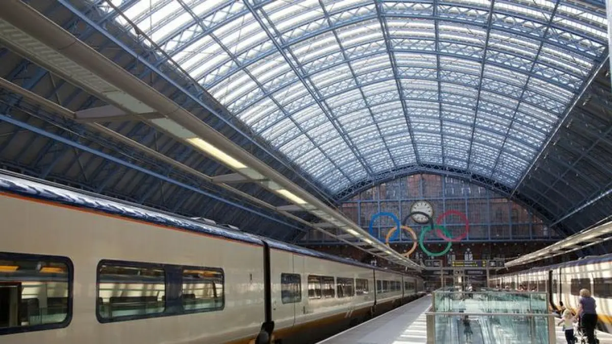Channel Tunnel menghubungkan Folkestone di Inggris dan Coquelles di Prancis melalui jalur kereta sepanjang sekitar 50,5 kilometer, dengan 37 kilometer berada di bawah Selat Inggris. (Pinterest)