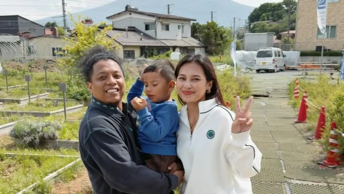 Keluarga Arie Kriting denga Indah Permatasari. (Instagram/@arie_kriting)