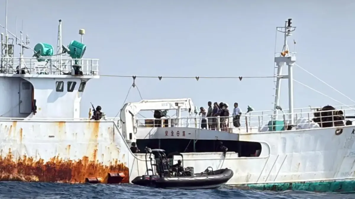 KRI Kerambit-627 mencegat MV. King Sun di Perairan Kepri pada Kamis (6/8). Kapal itu mengangkut narkoba sebanyak 1,3 ton dari Teluk Thailand. (TNI AL)