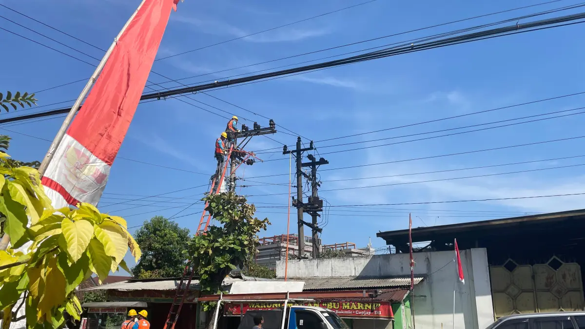 Petugas PLN memperbaiki jaringan aliran listrik di Mojosongo. (IST)