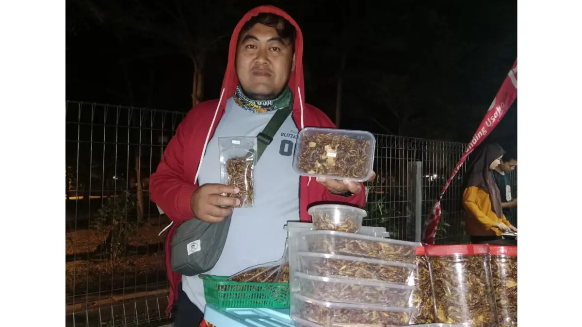 Prasetyo Adi nugeroho penjual walang goreng. (Anmer Jilvandis)