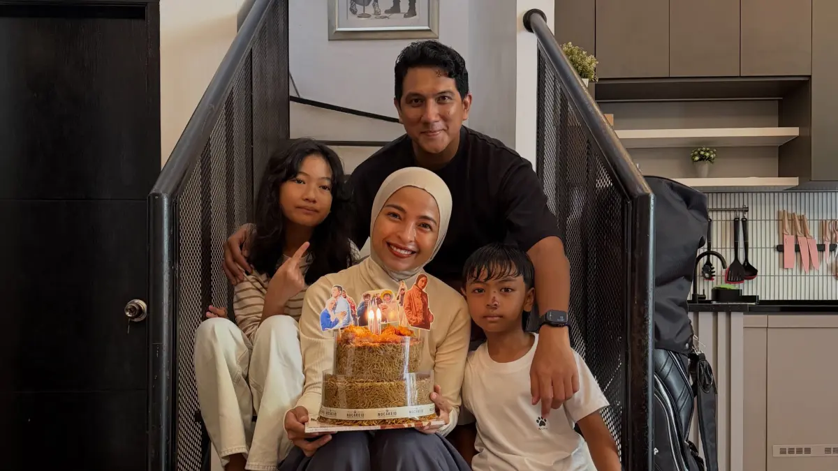 Tantri Kotak merayakan ulang tahun ke-37 bersama suami dan kedua anaknya. (Instagram/@ardahatna)