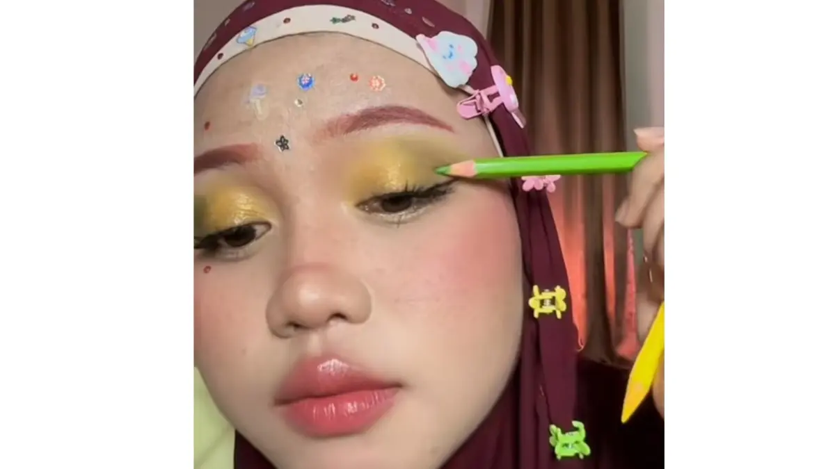 Tren make up naykila menggunakan pensil warna. (Tiktok saya.ajaa_)