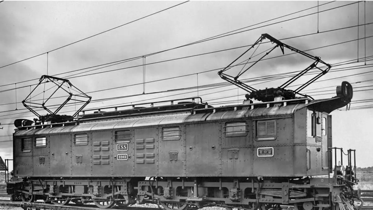 Kereta listrik mulai hadir di Batavia pada 1925, menandai dimulainya era elektrifikasi perkeretaapian Indonesia yang kelak berkembang menjadi KRL Jabodetabek.