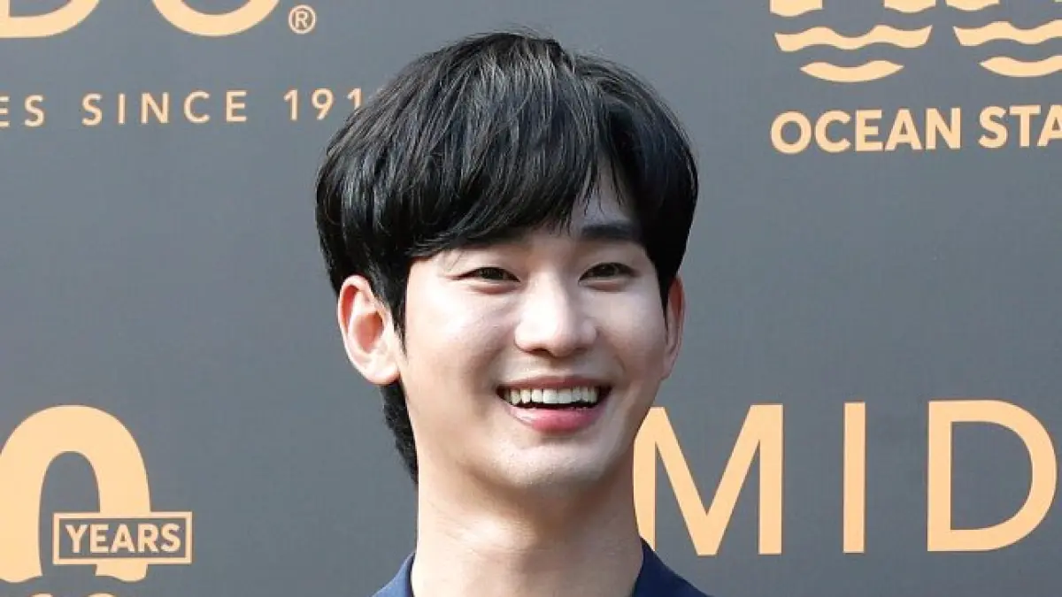 Kim Soo Hyun dikabarkan menjadi bintang tamu spesial Mahakarya RCTI 37 di Jakarta. (x @infodrakor_id)