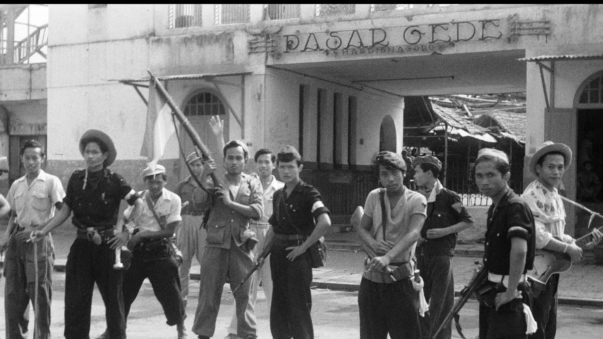 Pejuang Republik melakukan perlawanan terhadap pasukan Belanda dalam perjuangan mempertahankan kemerdekaan di Surakarta. (Pinterest)