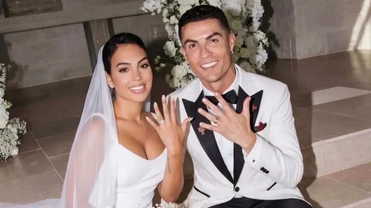 Cristiano Ronaldo dan  Georgina Rodriguez menikah.