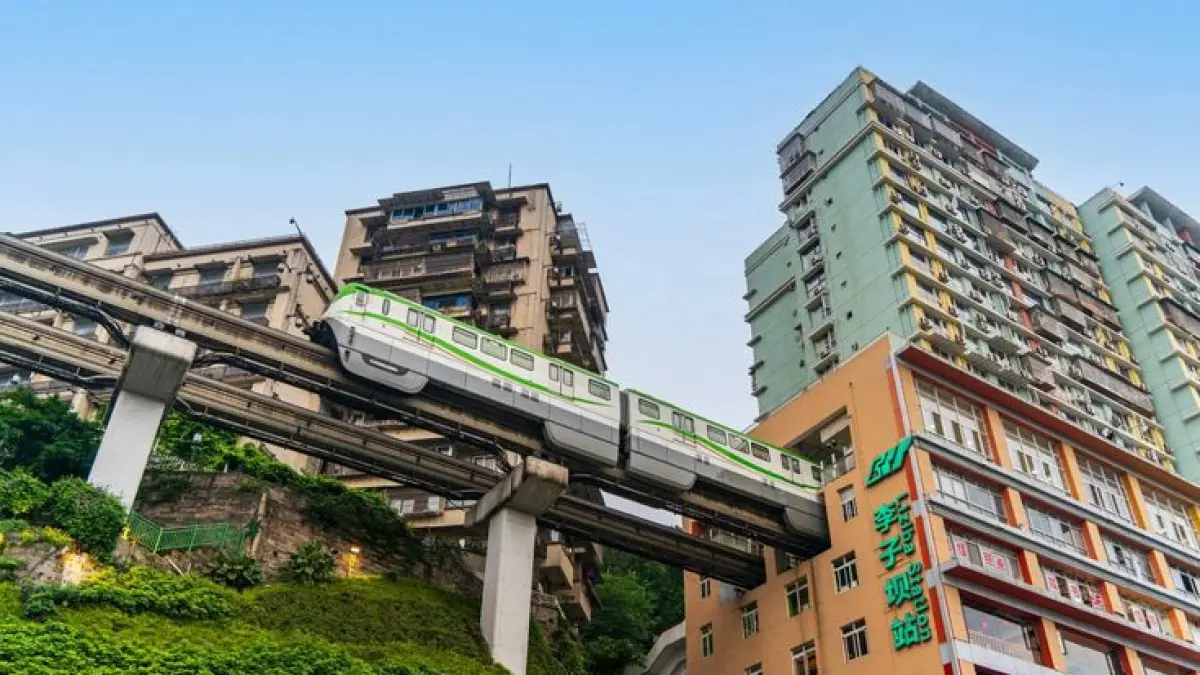 Kereta Chongqing Rail Transit Line 2 melintas di Liziba Station yang berada di dalam kompleks bangunan. Stasiun ini menjadi salah satu pemandangan transportasi paling unik di China. (Pinterest)