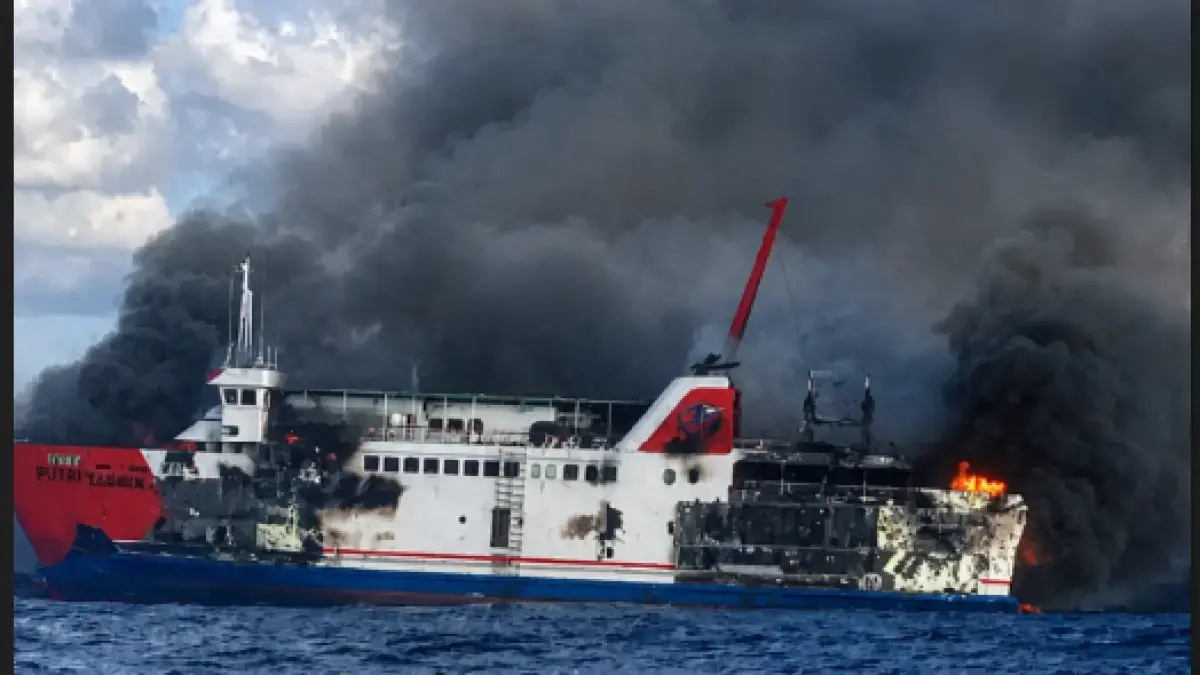 KMP Putri Yasmin Terbakar di Selat Lombok.
